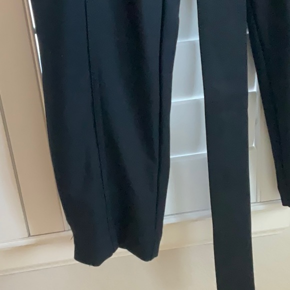 EUC.  Banana Republic black cropped cargo pants w/ adjustable belt. Size 0P - Picture 3 of 7